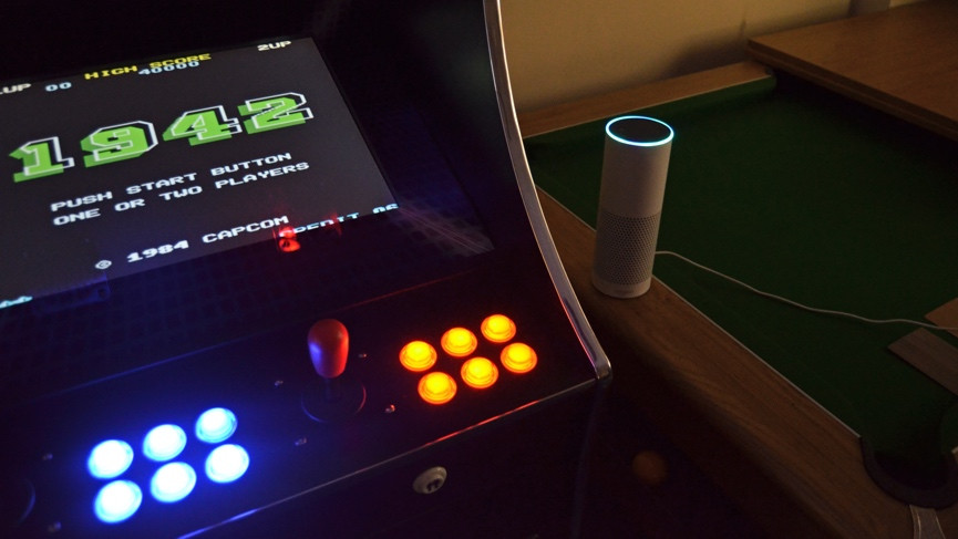 In diesem vernetzten Arcade-Raum trifft Retro-Gaming auf moderne Sprachsteuerung
