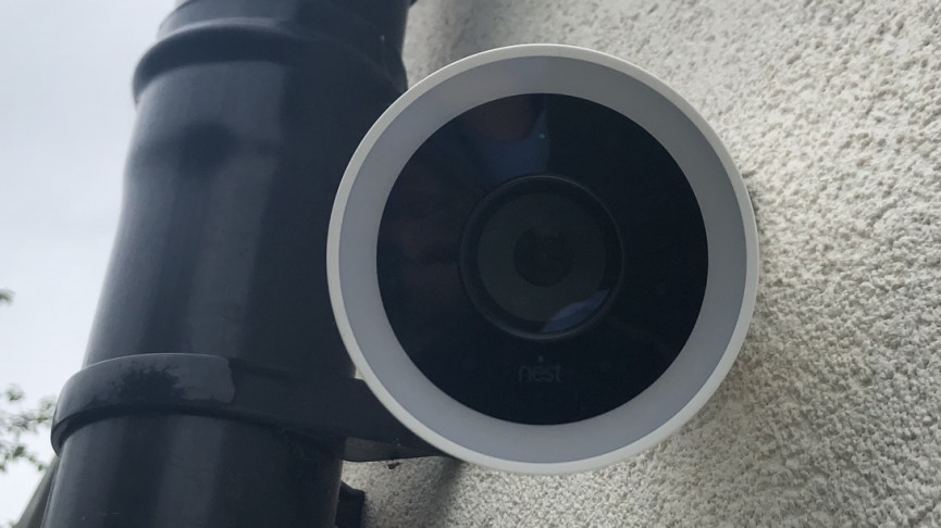 Google Nest Cam Outdoor Bianca – Videocamera HD 1080p, Visione Notturna, Audio Bidirezionale, Resistente Alle Intemperie